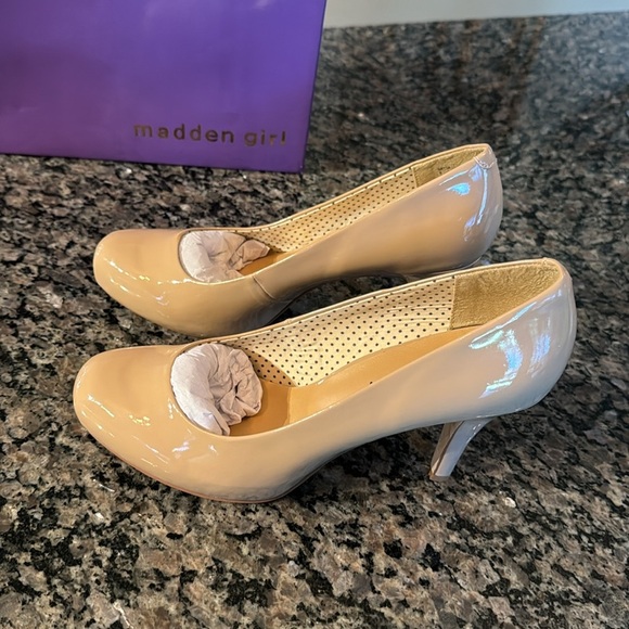 Madden Girl Getta Nude heels NIB 9 - Picture 2 of 10